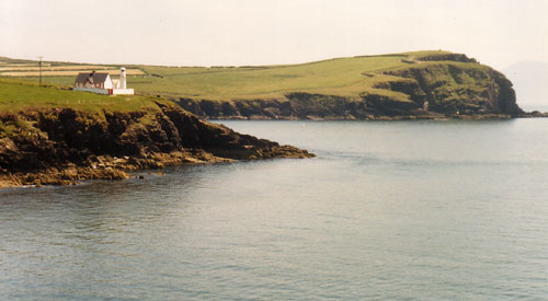 The lighthouse at the mouth of Dingle Harbour offers a unique vantage point over the whole of the dolphin’s adopted territory. Hidden behind it to the right is the small exposed beach at Bínn Bán (Beenbawn), while off camera to the left is the sheltered beach at Sláidín